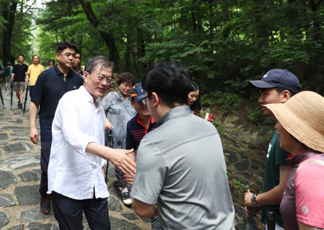 문재인 대통령이 지난 2017년 여름휴가로 찾은 오대산 상원사에서 시민들과 인사를 나누고 있다. 청와대 제공