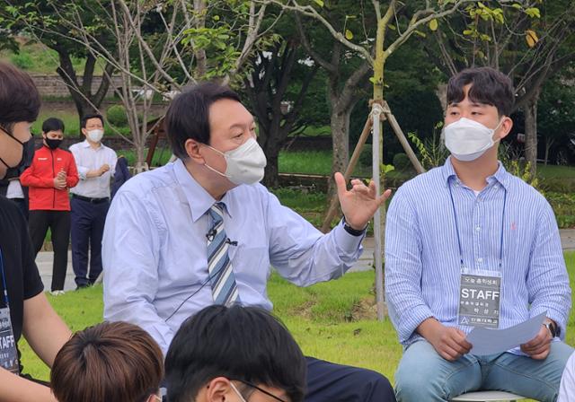 국민의힘 대선주자인 윤석열 전 검찰총장이 13일 안동대학교를 방문해 학생들과 대화하고 있다. 안동=뉴시스