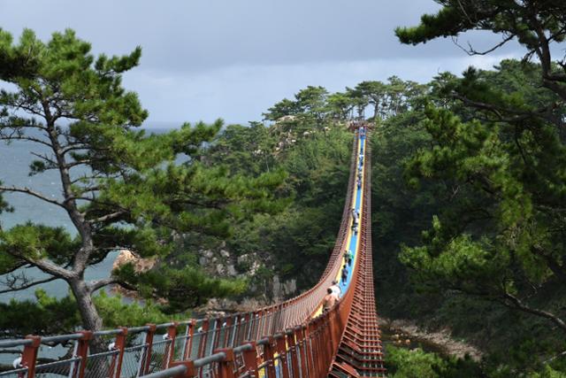 24일 오전 울산 동구 대왕암공원 출렁다리에 방문객들의 발길이 이어지고 있다. 울산= 박은경 기자