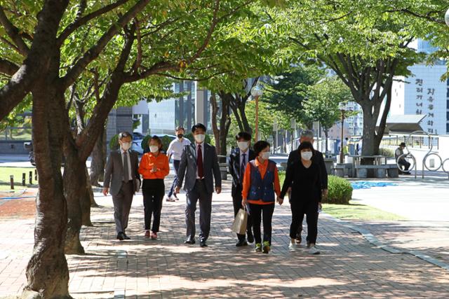 평화협약식을 마친 후 노·사·학 각 대표와 관리처장, 총학생회장이 이야기를 나누며 걷고 있다.