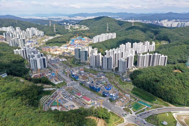 자산관리업체 화천대유자산관리 등을 둘러싸고 정치권에서 특혜 논란이 일고 있는 가운데 24일 경기 성남시 분당구 대장동 개발사업 현장에서 작업이 진행되고 있다. 성남=서재훈 기자