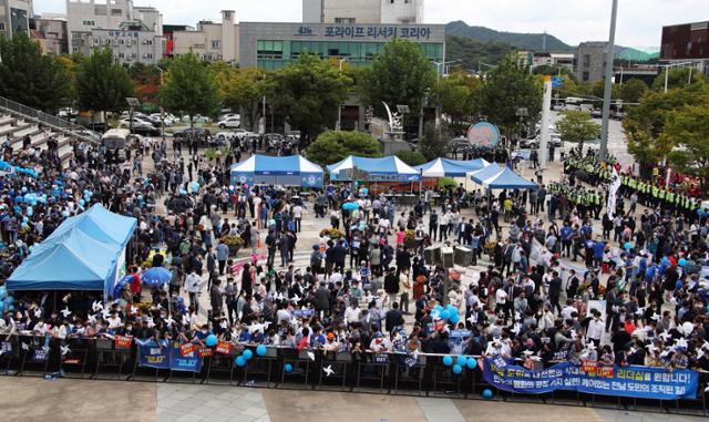 더불어민주당 대선 후보 선출을 위한 광주전남 합동연설회가 열린 25일, 행사장인 광주김대중컨벤션센터 앞에 2000여명의 지지자들이 몰려 열띤 응원전을 펼치고 있다. 광주=뉴스1