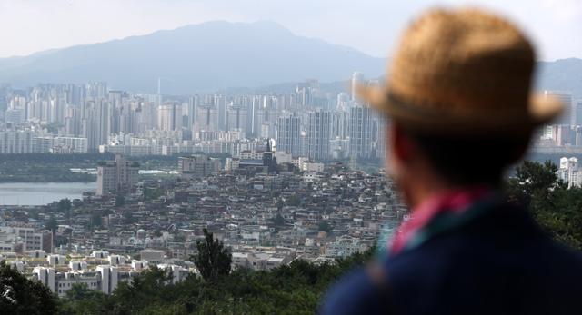 아파트 증여가 갈수록 늘고 있다. 사진은 서울 용산구 남산에서 바라본 도심. 뉴시스