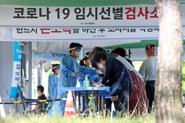 추석연휴가 끝난 후 신종 코로나바이러스 감염증(코로나19) 확진자가 하루 100명을 넘고 있는 대구의 대구스타디움 임시선별검사소에서 시민들이 검체 검사를 받고 있다. 뉴스1