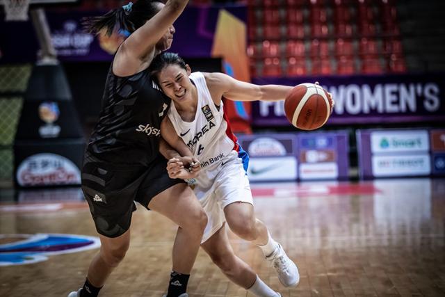 여자농구 대표팀 최이샘이 27일 요르단 암만에서 열린 2021 국제농구연맹(FIBA) 아시아컵 A조 조별리그 1차전에서 돌파를 시도하고 있다. FIBA 제공