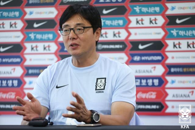 황선홍 U-23 축구대표팀 감독이 27일 파주 NFC에서 부임 후 첫 소집 훈련에 앞서 비대면 기자회견을 하고 있다. 대한축구협회 제공