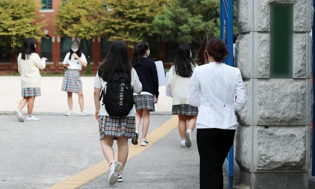 정부가 고등학교 3학년에 이어 초등학교 6학년부터 고등학교 2학년까지 12~17세에 대한 신종 코로나바이러스 감염증(코로나19) 백신 접종 계획을 27일 발표한다. 뉴스1