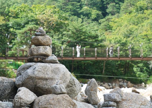 오색약수 설악산 단풍 명소인 주전골 입구다. 주변만 걸어도 충분히 약수보다 좋은 풍광을 누릴 수 있다.