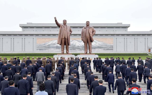 북한 최고인민회의 제14기 제5차 회의에 참가하는 대의원들이 27일 평양 만수대 언덕을 방문해 김일성 주석과 김정일 국방위원장의 동상에 화환을 진정했다고 조선중앙통신이 28일 보도했다. 평양=조선중앙통신 연합뉴스