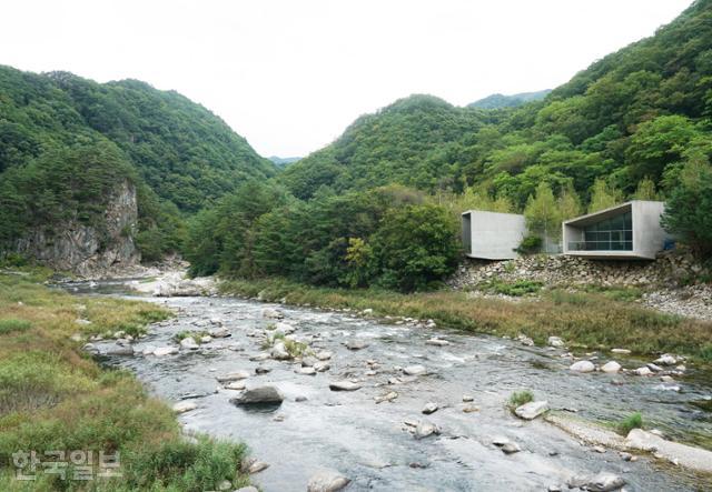 개인약수 가는 길 초입의 미산계곡. 내린천에서 가장 풍광이 빼어난 곳으로 꼽힌다.