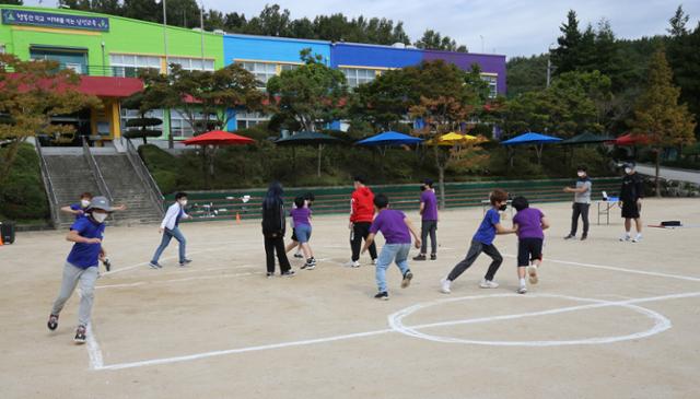 28일 대전 유성구 남선초등학교에서 5학년 학생들이 오징어게임 놀이를 하고 있다. 뉴스1