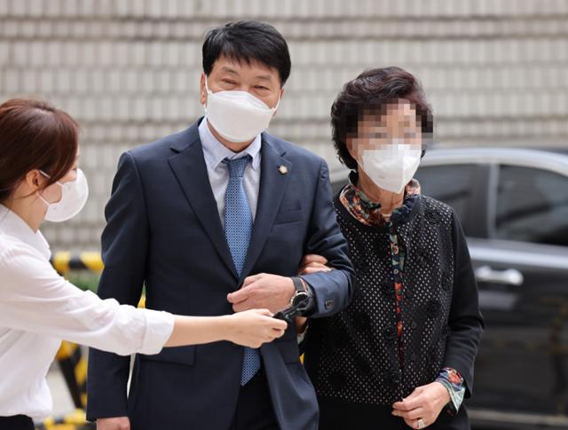 요양급여 부정수급 혐의로 1심에서 법정 구속된 후 보석으로 풀려났던 윤석열 전 검찰총장의 장모 최모 씨(오른쪽)가 28일 오후 서울 서초구 서초동 서울고등법원에서 열린 2심 공판에 출석하기 위해 변호인인 손경식 변호사와 법정으로 향하고 있다. 연합뉴스