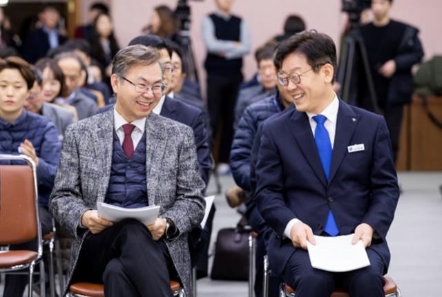 이재명 경기지사(오른쪽)와 이한주 경기연구원장. 뉴시스