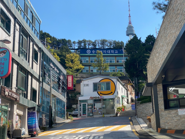 명동 재미로의 끝부분에는 '웃음'으로 보행객들을 배웅하는 일러스트가 그려져 있다. 우태경 기자