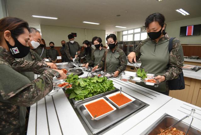 국방부 제8기 대한민국 급식·피복 모니터링단이 1일 전북 익산 육군 부사관학교를 방문해 군 급식실태를 현장 점검하고 있다. 뉴시스·국방일보 제공