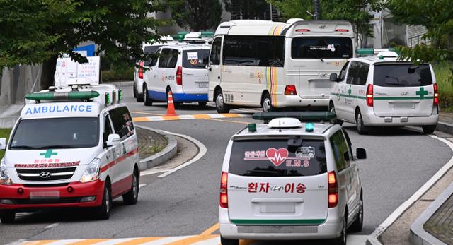 8월 11일 오후 경기도 수원시 경기대학교 기숙사에 마련된 경기도 제14호 생활치료센터에서 확진자 이송 등을 위한 구급차가 분주하게 움직이고 있다. 뉴시스