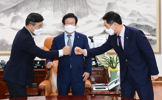 윤호중(왼쪽) 더불어민주당 원내대표와 김기현(오른쪽) 국민의힘 원내대표가 29일 국회에서 열린 박병석 국회의장 주재 언론중재법 관련 회동에서 주먹인사를 나누고 있다. 오대근 기자