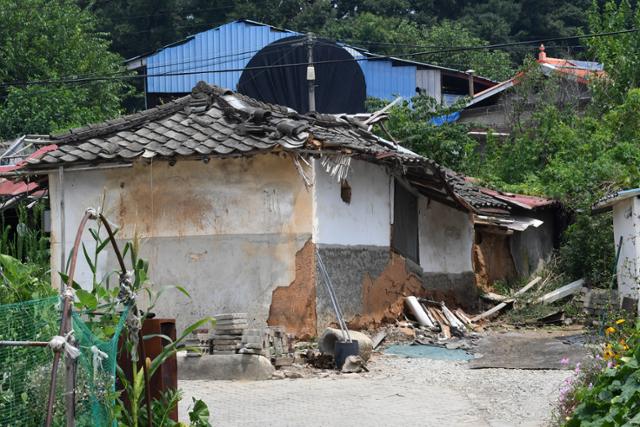 소각로 3개가 몰려 주민들이 집단 암 발병으로 고통받고 있는 충북 청주시 북이면에서는 빈집을 쉽게 볼 수 있다. 장양1리에 주민이 떠난 빈집의 뒷벽이 허물어져 있다. 청주=홍인기 기자