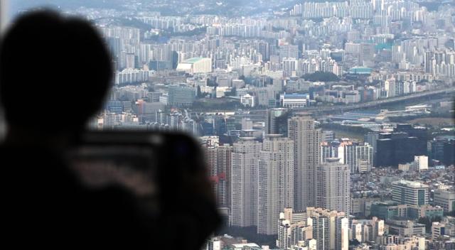 27일 서울 송파구 롯데월드타워 전망대 서울스카이에서 바라본 아파트 모습. 뉴시스