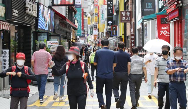 정부가 이르면 11월 초 단계적 일상회복 전환을 본격화하겠다고 밝힌 가운데 지난달 18일 서울 중구 명동 거리 모습. 뉴스1