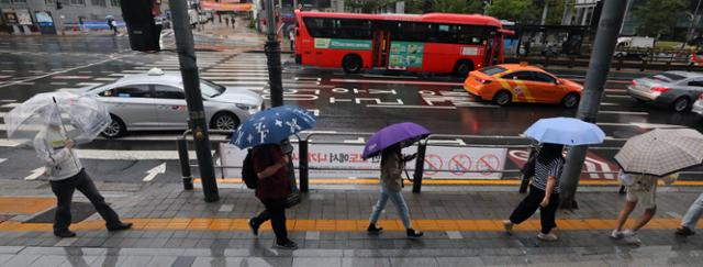 출근길 가을비가 내린 29일 오전 서울 중구 명동성당 사거리 인근에서 우산을 쓴 시민들이 발걸음을 재촉하고 있다. 뉴시스