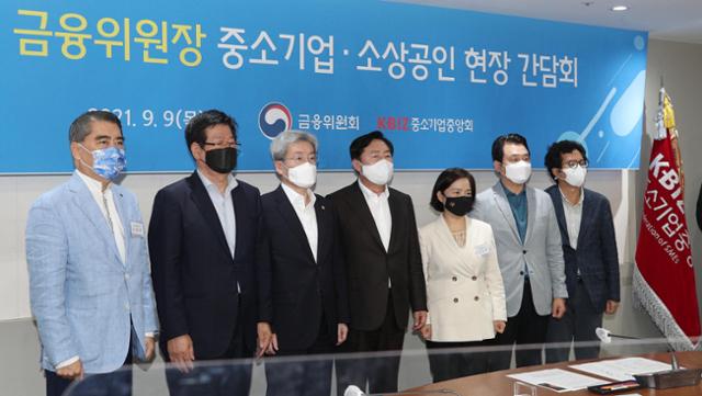 고승범 금융위원장(왼쪽 세 번째)과 김기문 중소기업중앙회장(왼쪽 네 번째)이 9일 오전 서울 여의도 중소기업중앙회에서 열린 금융위원회 중소기업·소상공인 현장 간담회에서 참석자들과 기념촬영하고 있다. 뉴스1