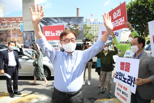 국민의힘 대권주자인 최재형 전 감사원장이 30일 대구 서문시장을 찾아 지지자들에게 인사하고 있다. 대구=연합뉴스