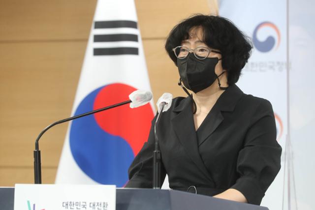 윤순진 2050 탄소중립위원회 민간 공동위원장이 지난달 5일 서울 종로구 정부서울청사에서 세 가지 종류의 탄소중립 시나리오 초안과 주요내용을 발표하고 있다. 한국일보 자료사진