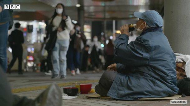 영국 BBC는 7월 30일 보도한 '도쿄 노숙인이 사라졌다' 제목의 기사에서 "도쿄는 도시를 깨끗하게 하기 위해 노숙인들에게 올림픽 기간 다른 사람의 눈에 띄지 않게 숨어 있어야 한다고 압박했다"고 전했다. BBC 영상 화면 캡처