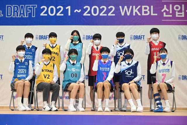 2021~22 여자프로농구 신인 드래프트에서 선발된 선수들이 기념촬영을 하고 있다. WKBL 제공