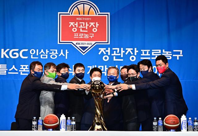 KBL(한국농구연맹) 10개 구단 감독들이 30일 서울 서초구 JW메리어트호텔에서 2021~22시즌 프로농구 개막 미디어데이를 가진 뒤 우승 트로피 앞에서 파이팅을 다짐하고 있다. 뉴스1