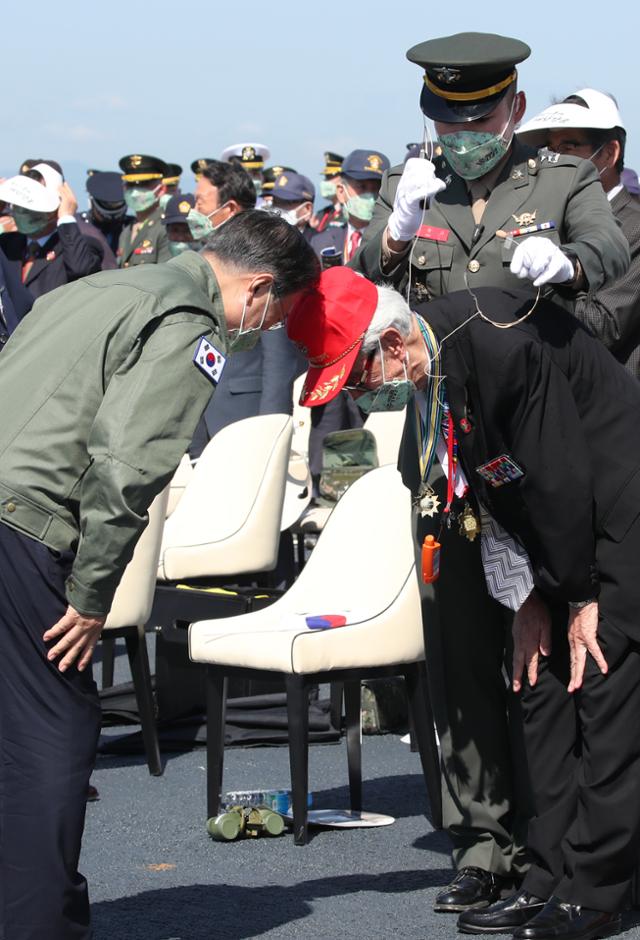 문재인 대통령이 1일 경북 포항 영일만 해상 마라도함에서 열린 제73주년 국군의 날 기념식에서 해병대 1기 이봉식 옹에게 인사하고 있다. 뉴시스