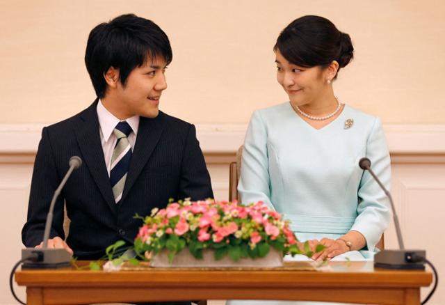 일본 궁내청은 나루히토 일왕의 조카인 마코(오른쪽) 공주가 26일 결혼한다고 1일 밝혔다. 사진은 지난 2017년 9월 결혼할 계획을 밝힐 당시의 마코 공주와 배우자 고무로 게이. 두 사람의 결혼은 이후 주간지에 고무로 모친의 빚 문제가 폭로되면서 국민적 반대에 직면했다. 이후 도미해 3년간 로스쿨에 다닌 고무로는 뉴욕 법률사무소 취업이 결정된 후 결혼을 위해 최근 귀국했다. 도쿄=AFP 연합뉴스