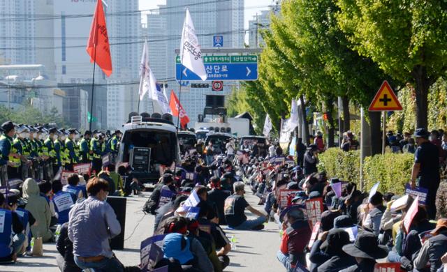 지난달 30일 오후 충북 청주시 흥덕구 SPC삼립 청주공장 인근 도로변으로 민주노총 공공운수노조 화물연대 조합원들이 결의대회를 하기 위해 집결하고 있다. 뉴시스.