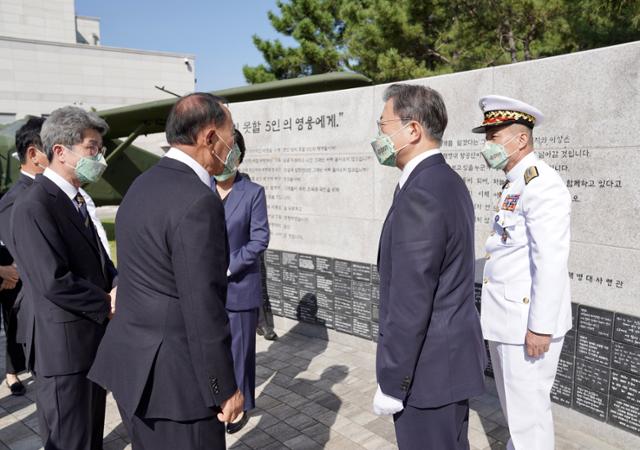 문재인 대통령과 김정숙 여사가 국군의날인 1일 오전 경북 포항 해병대1사단 부대 내 마린온(MUH-1) 순직자 위령탑을 찾아 유가족과 함께 추모벽을 돌아보고 있다. 포항= 왕태석 선임기자