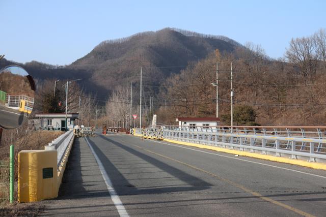 경북북부교도소로 들어가는 첫 관문인 '광덕초소'가 있는 광덕교. 초소 안쪽 계곡과 구릉지에 모두 4개의 교도소가 있다. 한국일보 자료사진