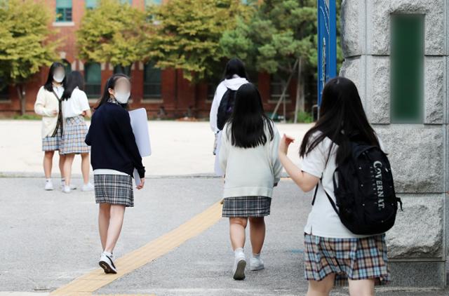 지난달 27일 오전 서울 시내 한 중학교로 학생들이 등교하고 있다. 뉴스1