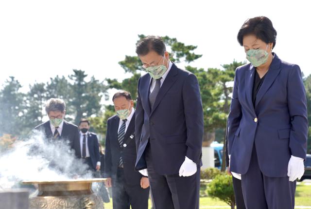 문재인 대통령과 김정숙 여사가 국군의날인 1일 오전 경북 포항 해병대1사단 부대 내 마린온(MUH-1) 순직자 위령탑에서 묵념하고 있다. 포항= 왕태석 선임기자