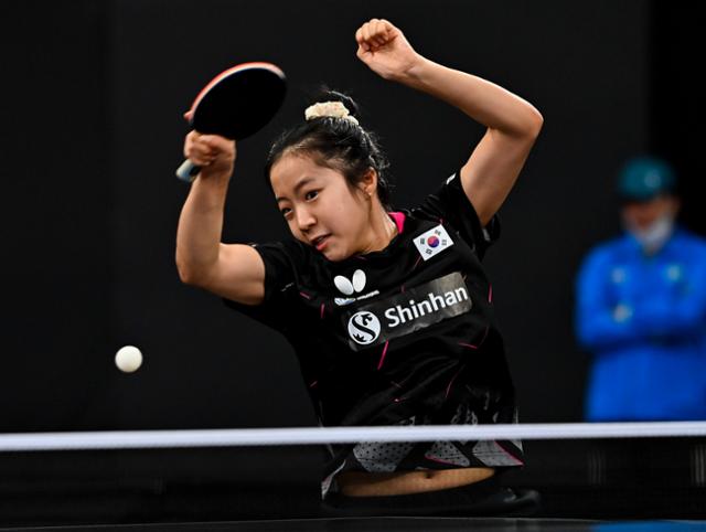 신유빈이 29일(현지시간) 카타르 도하에서 열린 2021 ITTF-ATU 아시아 선수권 대회 여자 단체 8강전에서 태국의 파니타 피뇨피산과 경기하고 있다. 도하=신화 뉴시스