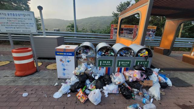 지난달 12일 서해안고속도로 상행선 충남 당진 용연 졸음쉼터에 쓰레기가 수북이 쌓여 있다. 독자 제공