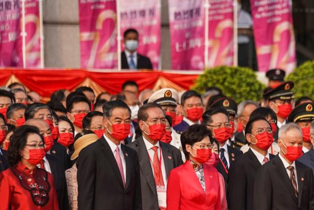 중국 국경절인 1일 홍콩에서 열린 오성홍기 게양식에 렁춘잉(앞줄 왼쪽 두 번째) 전 행정장관과 캐리 람(왼쪽 세 번째) 현 행정장관이 참석해 도열해 있다. 홍콩=로이터 연합뉴스