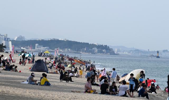 10월 낮 최고기온이 32.3도로 관측 이래 최고치를 기록한 3일 강원 강릉시 경포해변을 찾은 관광객들이 늦더위를 식히고 있다. 연합뉴스