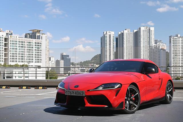 토요타 GR 수프라는 BMW Z4와 유사한 모습과 동시에 '자신의 특별함'을 보다 효과적으로 드러낸다.