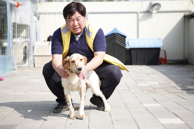 황동열 팅커벨프로젝트가 위탁처에서 지내고 있는 미나리와 즐거운 시간을 보내고 있다. 팅커벨프로젝트 제공