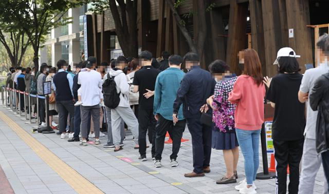 1일 오전 서울 송파구보건소 선별진료소 앞에서 시민들이 코로나19 검사를 받기 위해 대기하고 있다. 연합뉴스