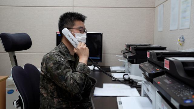 남북이 통신연락선을 복원한 4일 군 관계자가 대북 직통선 전화기로 시험통화를 하고 있다. 뉴스1