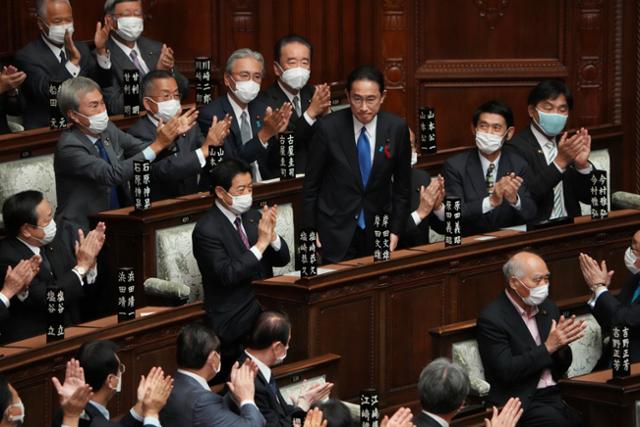 기시다 후미오(가운뎃줄 거 있는 사람) 일본 자민당 총재가 4일 중의원 투표를 통해 일본 100대 총리로 선출된 후 축하를 받고 있다. 도쿄=AP 연합뉴스