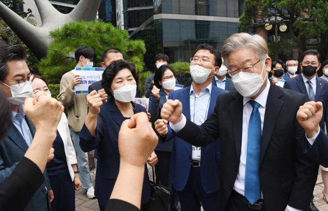 이재명 경기지사가 4일 서울 중구 커뮤니티 하우스 마실에서 서울 공약 발표 기자간담회 전 지지자들과 인사하고 있다. 뉴시스