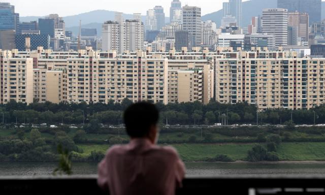 지난 3일 서울 성동구 달맞이봉공원에서 바라본 한강 너머 강남구 압구정동 현대아파트 단지. 뉴시스