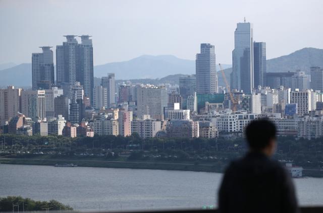 서울에서 3.3㎡당 평균 전셋값이 1억 원을 넘는 아파트들이 잇달아 등장하고 있다. 지난달 23일 부동산정보제공업체 경제만랩과 국토교통부 실거래가 공개시스템에 따르면 서울시 강남구 삼성동 '힐스테이트1단지' 전용면적 31.402㎡는 지난달 5일 보증금 12억6천만 원(6층)에 전세 계약을 체결했다. 3.3㎡(평)당으로 환산한 이 아파트 전셋값은 1억3천264만 원에 달해 3.3㎡당 전셋값 역대 최고액으로 확인됐다. 사진은 서울 강남구 삼성동과 청담동 일대 아파트 단지. 연합뉴스